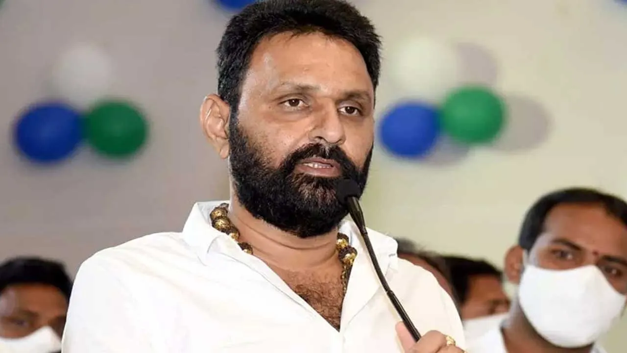 Kodali Nani : కొడాలి నాని బర్త్ డేలో ఉద్రిక్తత Kodali Nani : కొడాలి నాని బర్త్ డేలో ఉద్రిక్తత