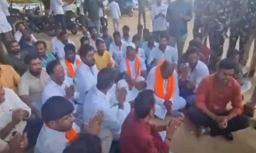 Rangareddy District : మహేశ్వరం హనుమాన్ ఆలయం వద్ద విశ్వహిందూ పరిషత్ ఆందోళన Rangareddy District : మహేశ్వరం హనుమాన్ ఆలయం వద్ద విశ్వహిందూ పరిషత్ ఆందోళన