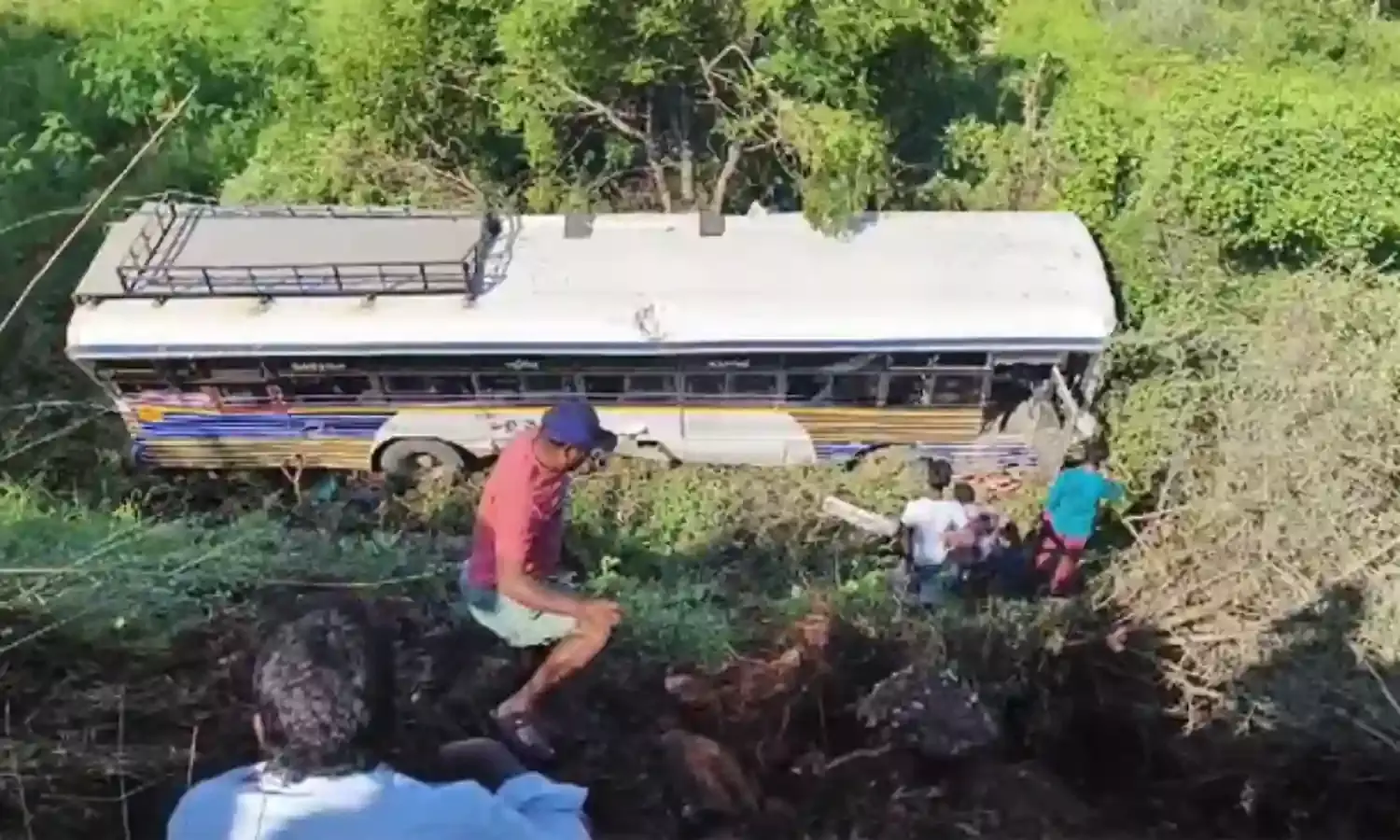 Road Accident: పులివెందుల వద్ద లోయలో పడిన ఆర్టీసీ బస్సు..