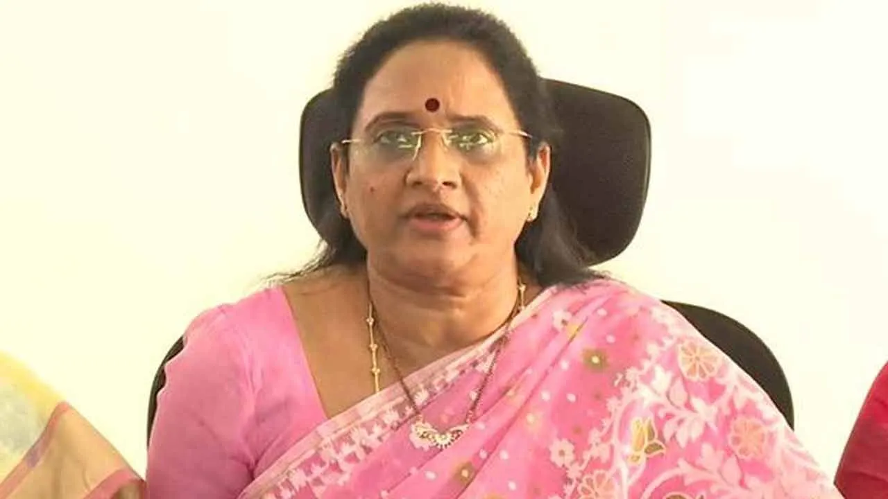 YSRCP : వైసీపీకి మరో షాక్.. వాసిరెడ్డి పద్మ గుడ్ బై! YSRCP : వైసీపీకి మరో షాక్.. వాసిరెడ్డి పద్మ గుడ్ బై!