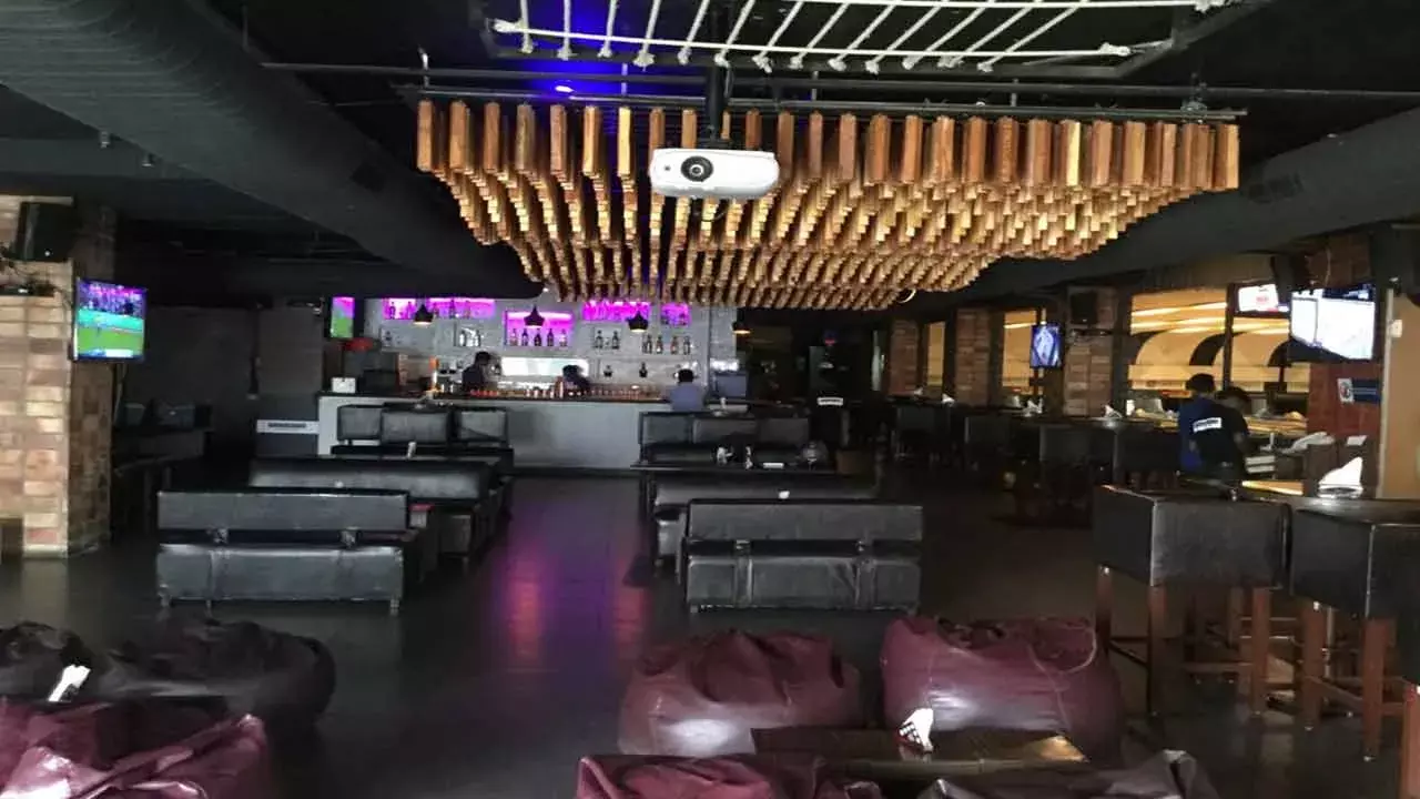 Hi-Tech City : హైటెక్ సిటీ పబ్స్‌పై కొరడా.. అనుమతుల్లేని వాటికి తాళాలు