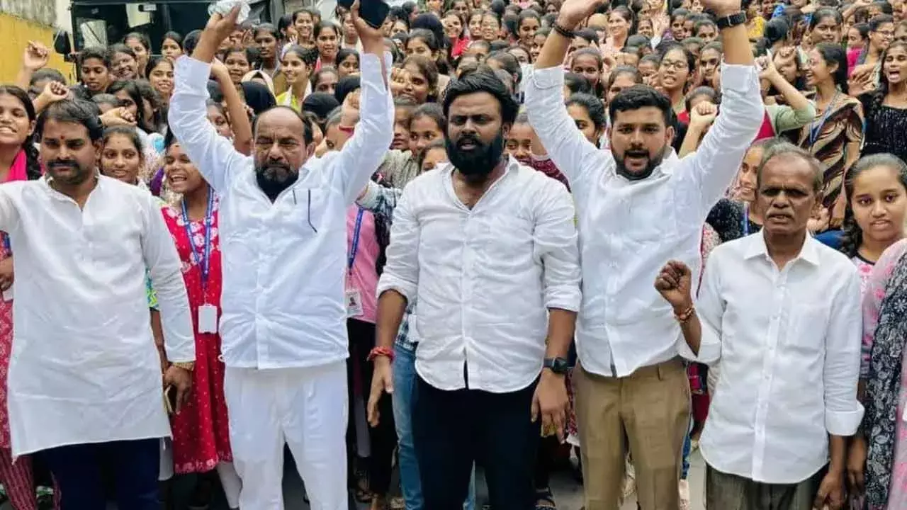 TG : ఫీజులు, స్కాలర్ షిప్పులు విడుదల చేయాలని ఆర్.కృష్ణయ్య డిమాండ్ TG : ఫీజులు, స్కాలర్ షిప్పులు విడుదల చేయాలని ఆర్.కృష్ణయ్య డిమాండ్