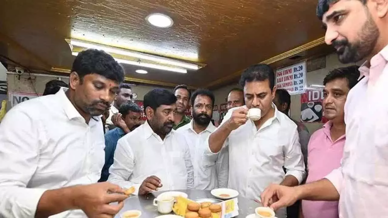 KTR : ఇరానీ హోటల్లో కేటీఆర్ చాయ్, బిస్కెట్ KTR : ఇరానీ హోటల్లో కేటీఆర్ చాయ్, బిస్కెట్