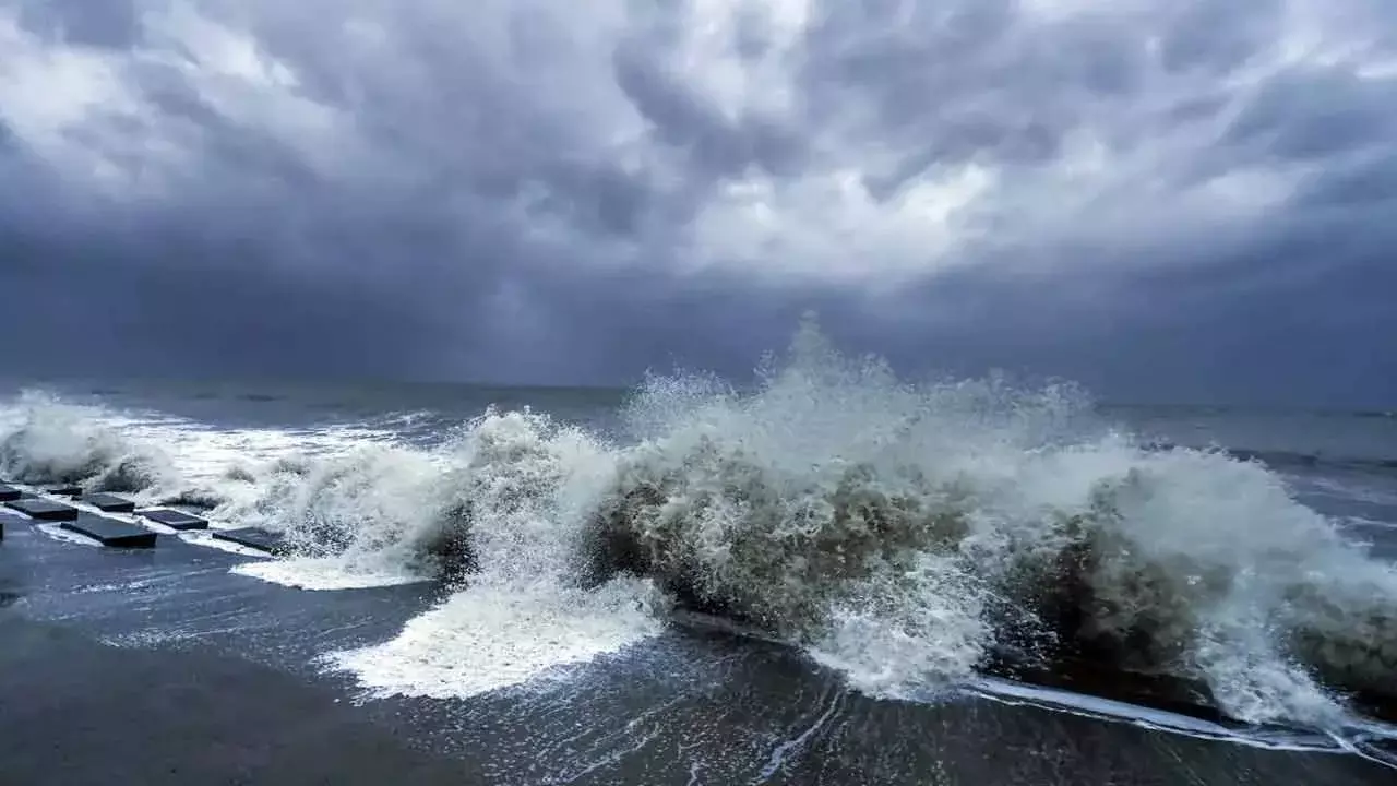 AP : తీవ్ర తుపానుగా మారిన దానా.. ఉత్తరాంధ్రలో హైఅలర్ట్ AP : తీవ్ర తుపానుగా మారిన దానా.. ఉత్తరాంధ్రలో హైఅలర్ట్