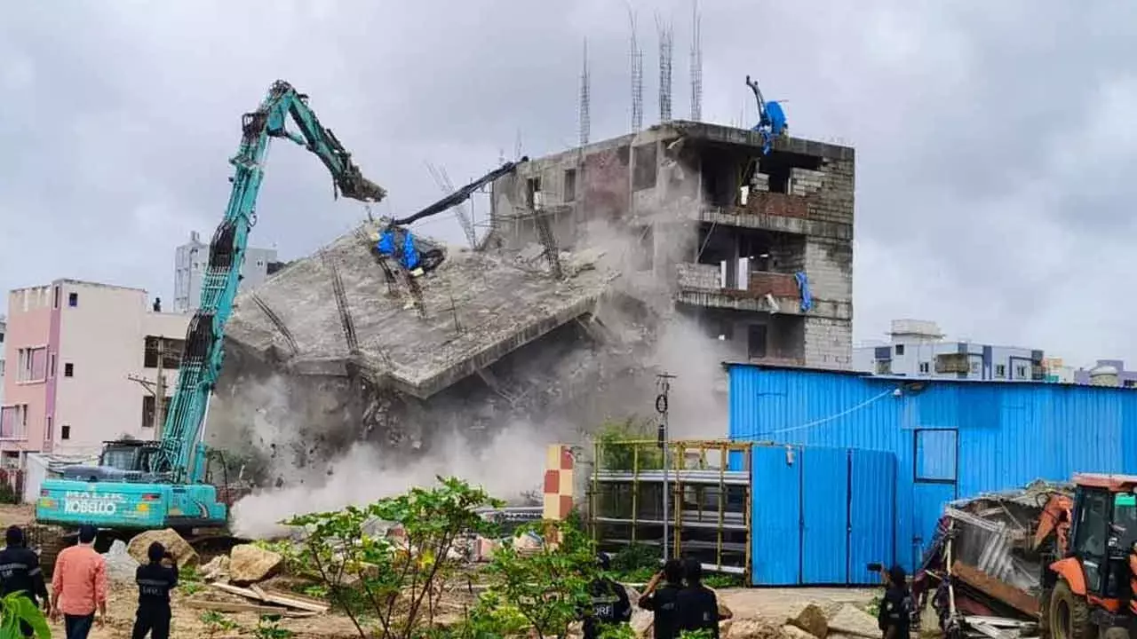 HYDRA : మళ్లీ హైడ్రా అలజడి.. రాజేంద్రనగర్ లో కూల్చివేతలు