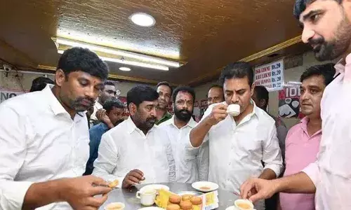 KTR : ఇరానీ హోటల్‌లో కేటీఆర్ చాయ్, బిస్కెట్