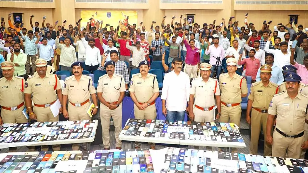 Cyberabad Police : చోరీ అయిన ఫోన్లు అప్పజెప్పిన సైబరాబాద్ పోలీసులు Cyberabad Police : చోరీ అయిన ఫోన్లు అప్పజెప్పిన సైబరాబాద్ పోలీసులు