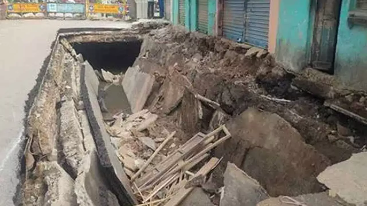 TG : కుంగిన గోషామహల్ నాలా రోడ్డు TG : కుంగిన గోషామహల్ నాలా రోడ్డు