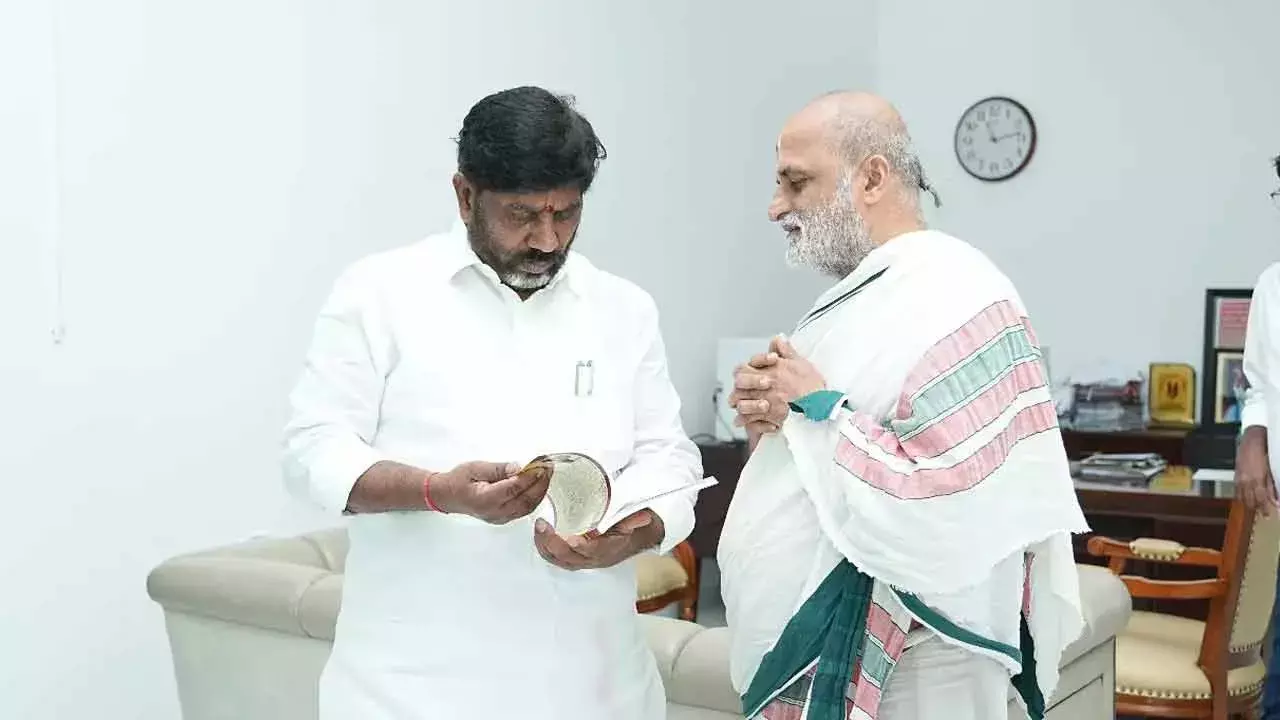 Attacks On Hindu Temples : ఆలయాలపై దాడులు చేస్తే ఉరి తీయాలి : అర్చకులు రంగరాజన్ Attacks On Hindu Temples : ఆలయాలపై దాడులు చేస్తే ఉరి తీయాలి : అర్చకులు రంగరాజన్
