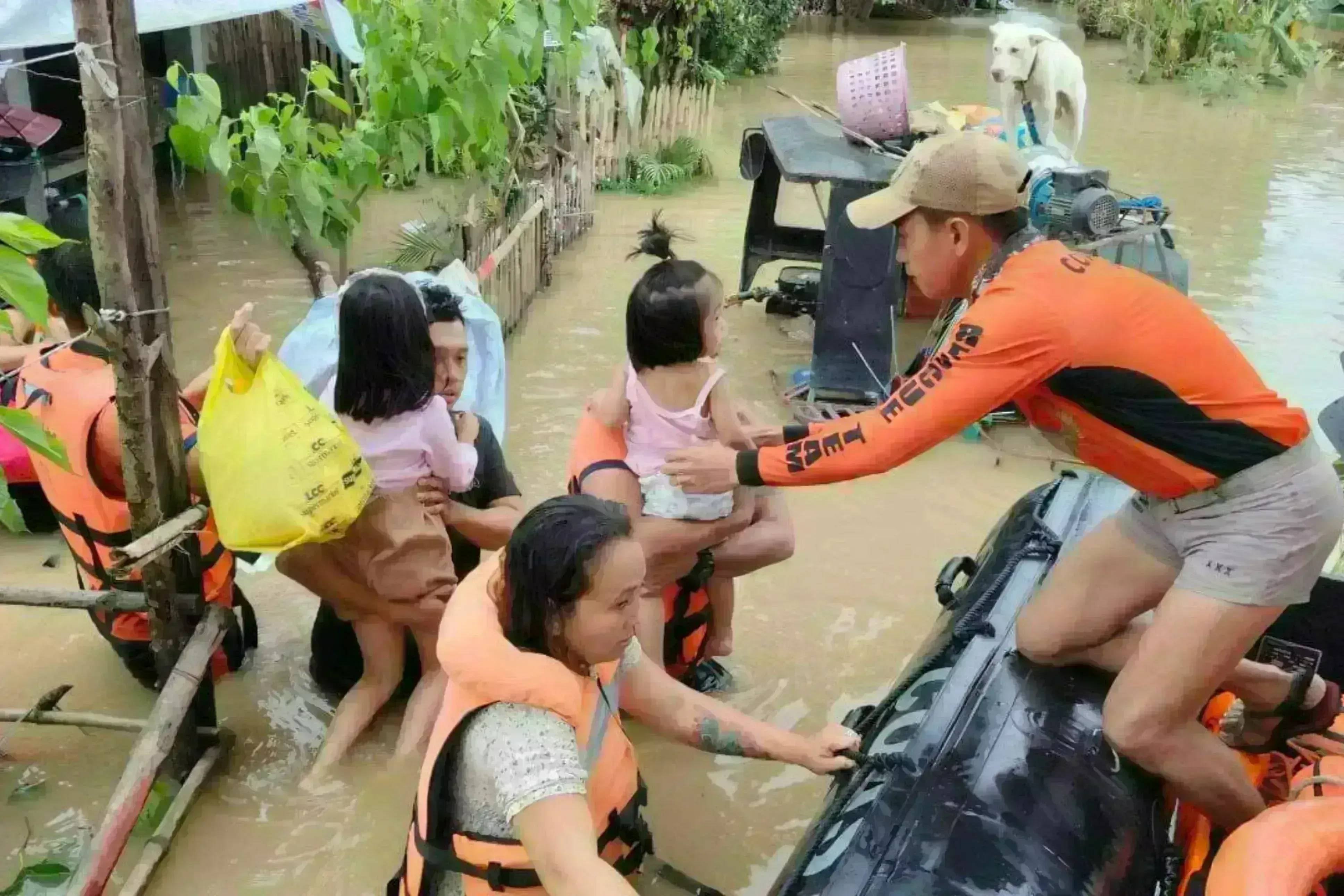 Philippines : ఫిలిప్పీన్స్లో ట్రామి తుఫాన్ బీభత్సం.. Philippines : ఫిలిప్పీన్స్లో ట్రామి తుఫాన్ బీభత్సం..