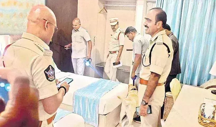 Bomb Threat : తిరుపతిలో పోలీసులకు బాంబుల టెన్షన్ Bomb Threat : తిరుపతిలో పోలీసులకు బాంబుల టెన్షన్