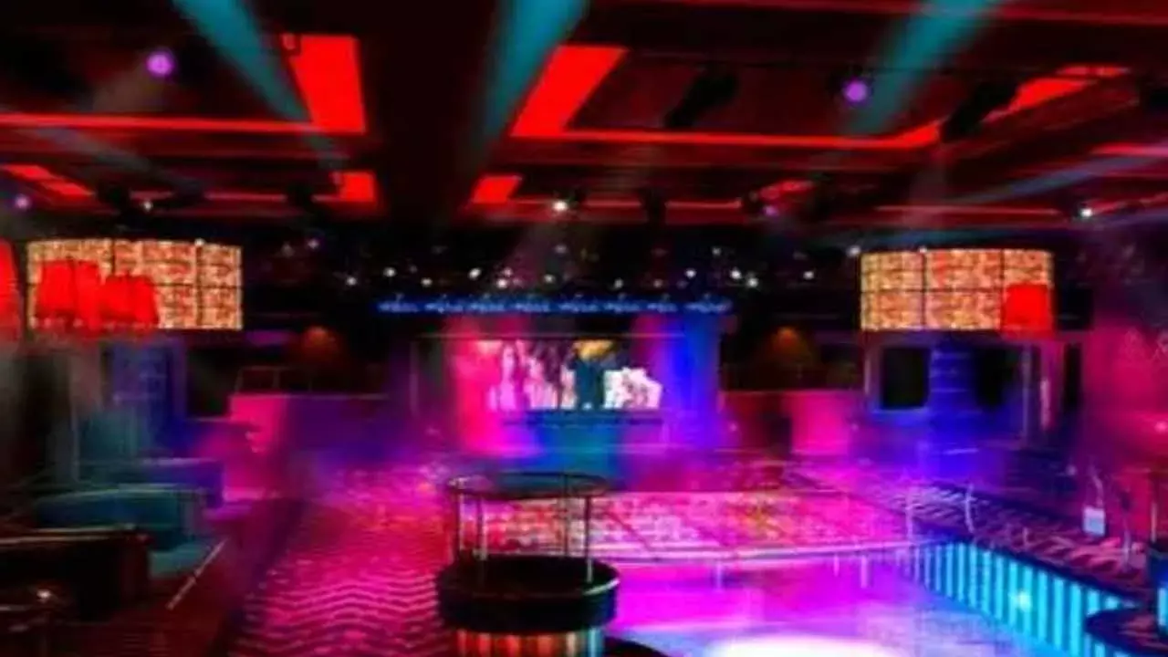 Hyderabad : టకీలా బార్ & పబ్పై పోలీసుల దాడులు Hyderabad : టకీలా బార్ & పబ్పై పోలీసుల దాడులు