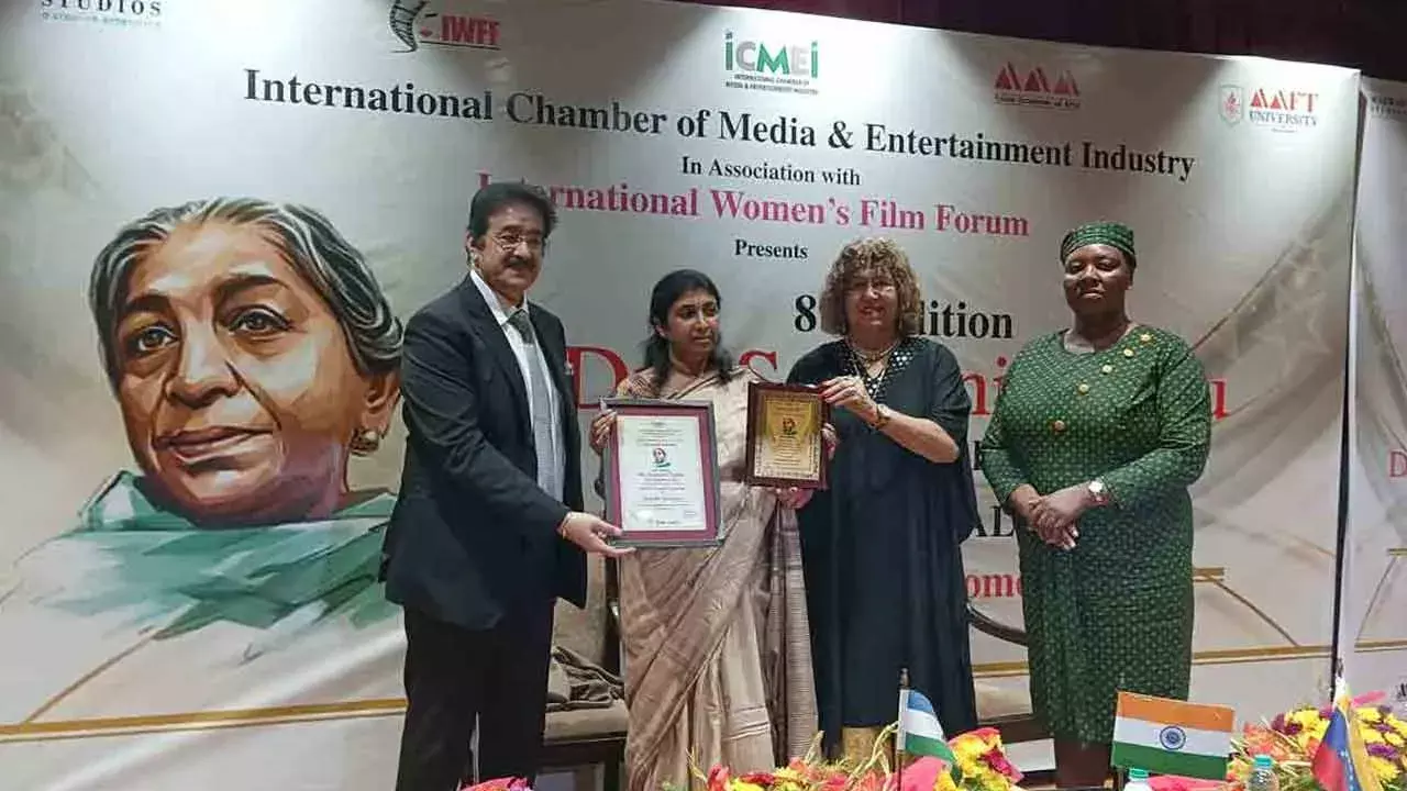 NRI Sushmita Awarded : ఎన్నారై సుష్మితకు సరోజినీ నాయుడు అవార్డు! NRI Sushmita Awarded : ఎన్నారై సుష్మితకు సరోజినీ నాయుడు అవార్డు!