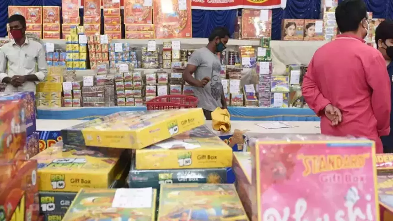 GHMC : బాణసంచా దుకాణాదారులు.. ట్రేడ్ లైసెన్స్ తీసుకోవాల్సిందే : జీహెచ్‌ఎంసీ హెచ్చరిక