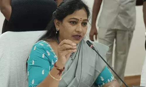 Anita : తల్లి, చెల్లిపైనా జగన్ కేసులు పెడతారు.. అనిత సెటైర్లు Anita : తల్లి, చెల్లిపైనా జగన్ కేసులు పెడతారు.. అనిత సెటైర్లు