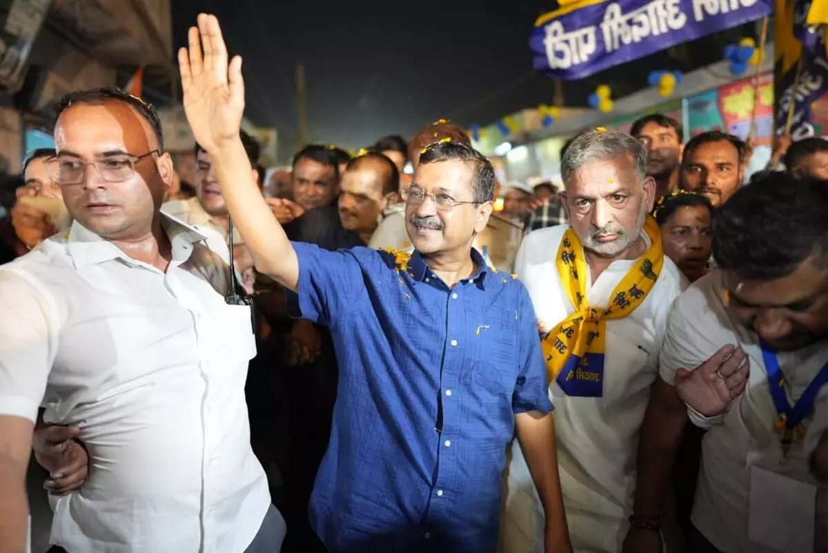 Arvind Kejriwal: కేజ్రీవాల్పై దాడి Arvind Kejriwal: కేజ్రీవాల్పై దాడి