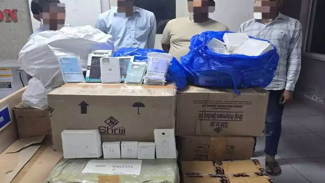Hyderabad : నకిలీ ఐఫోన్లు అమ్ముతున్న నలుగురు అరెస్ట్ Hyderabad : నకిలీ ఐఫోన్లు అమ్ముతున్న నలుగురు అరెస్ట్