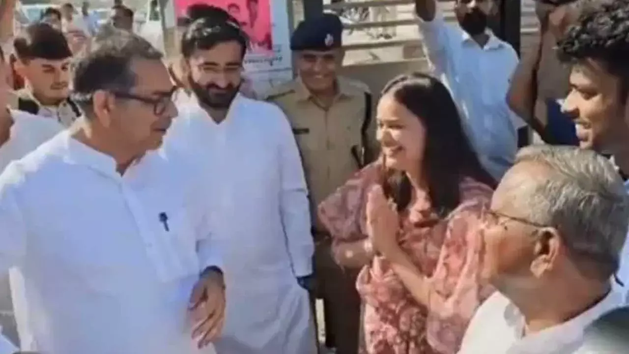 Rajasthan : వంగి వంగి దండాలు.. సివిల్స్ టాపర్ కలెక్టర్ టీనా