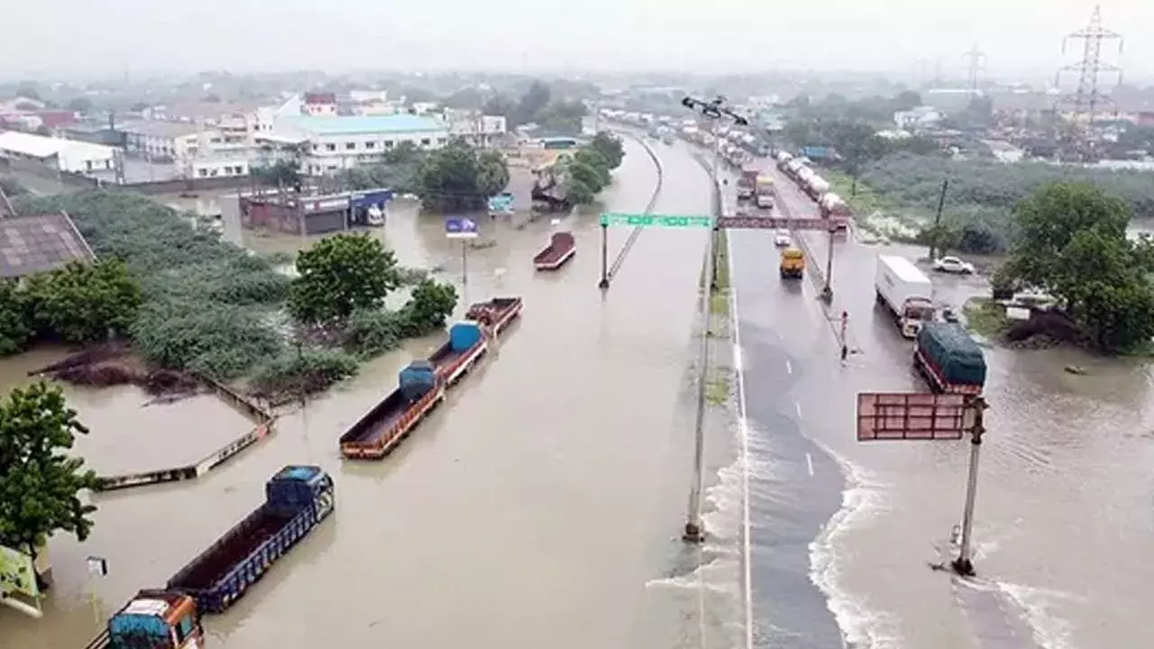 Tamil Nadu : వర్షాలు, వరదలతో తమిళనాడు ఉక్కిరిబిక్కిరి Tamil Nadu : వర్షాలు, వరదలతో తమిళనాడు ఉక్కిరిబిక్కిరి