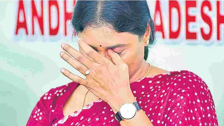 SHARMILA: తల్లిపై కేసు వేసిన దౌర్భాగ్యుడు ఎవరైనా ఉన్నారా..? SHARMILA: తల్లిపై కేసు వేసిన దౌర్భాగ్యుడు ఎవరైనా ఉన్నారా..?