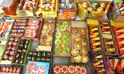 Firecrackers Seize : రూ.4 లక్షల విలువైన టపాసులు సీజ్ Firecrackers Seize : రూ.4 లక్షల విలువైన టపాసులు సీజ్