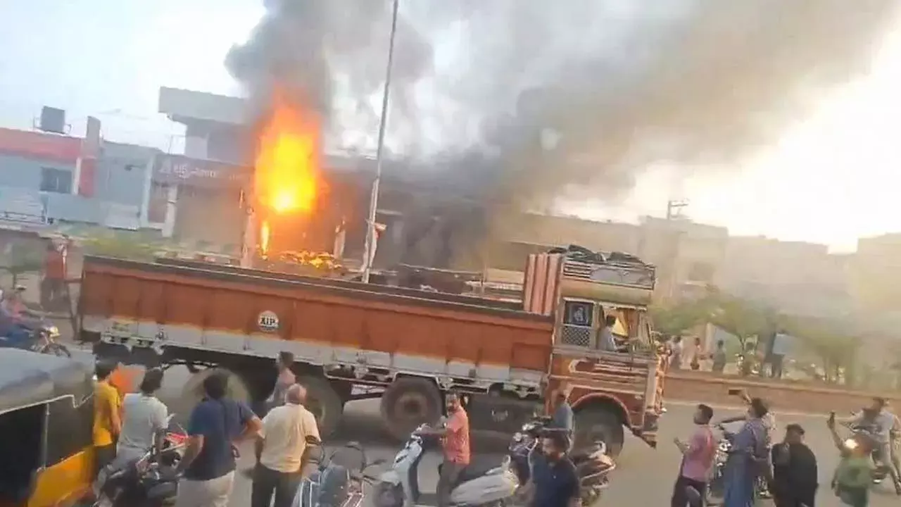 Fire : జనగామలో అగ్నిప్రమాదం .. విజయ షాపింగ్మాల్ దగ్ధం Fire : జనగామలో అగ్నిప్రమాదం .. విజయ షాపింగ్మాల్ దగ్ధం
