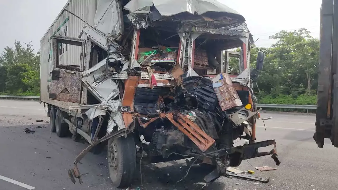 Accident : నిలిపి ఉన్నలారీని ఢీకొట్టిన మరో లారీ.. ఇద్దరు మృతి Accident : నిలిపి ఉన్నలారీని ఢీకొట్టిన మరో లారీ.. ఇద్దరు మృతి