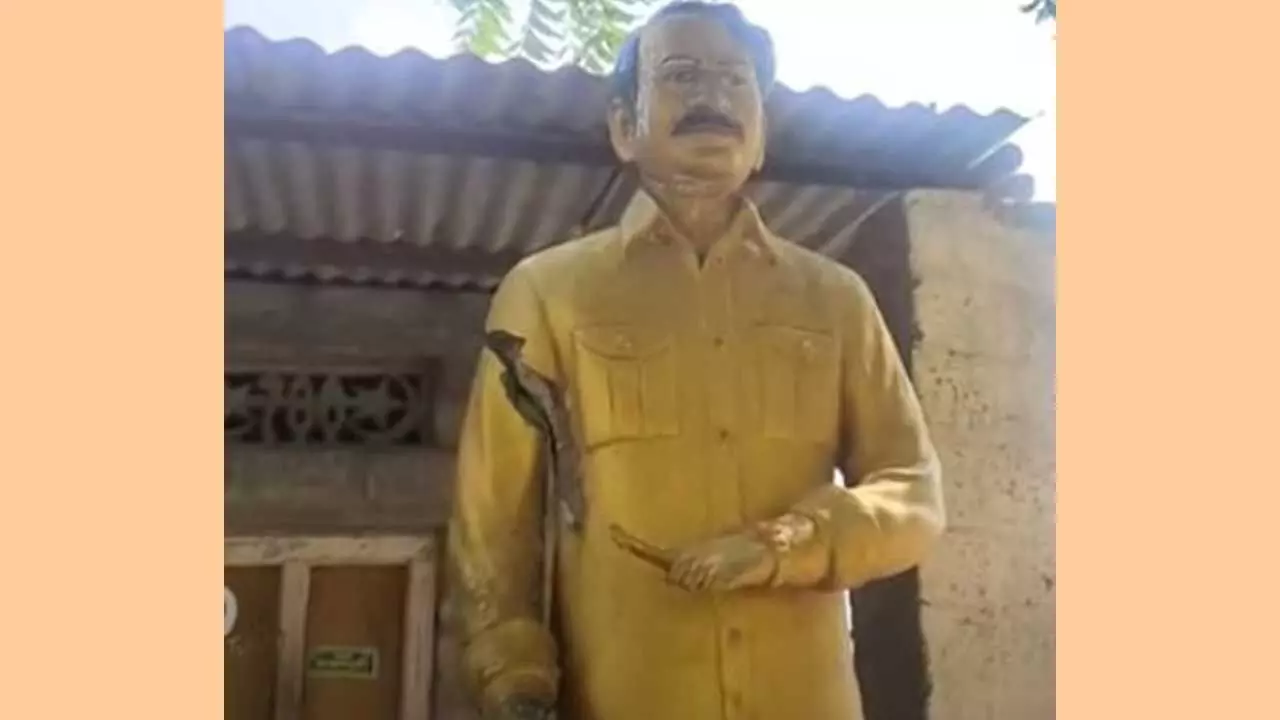 Palnadu : రంగా విగ్రహం ధ్వంసం.. పల్నాడులో ఉద్రిక్తత Palnadu : రంగా విగ్రహం ధ్వంసం.. పల్నాడులో ఉద్రిక్తత