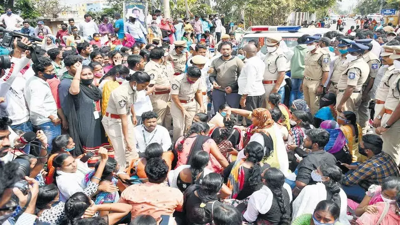 AP : కాకినాడలో వాలంటీర్ల ఆందోళన AP : కాకినాడలో వాలంటీర్ల ఆందోళన