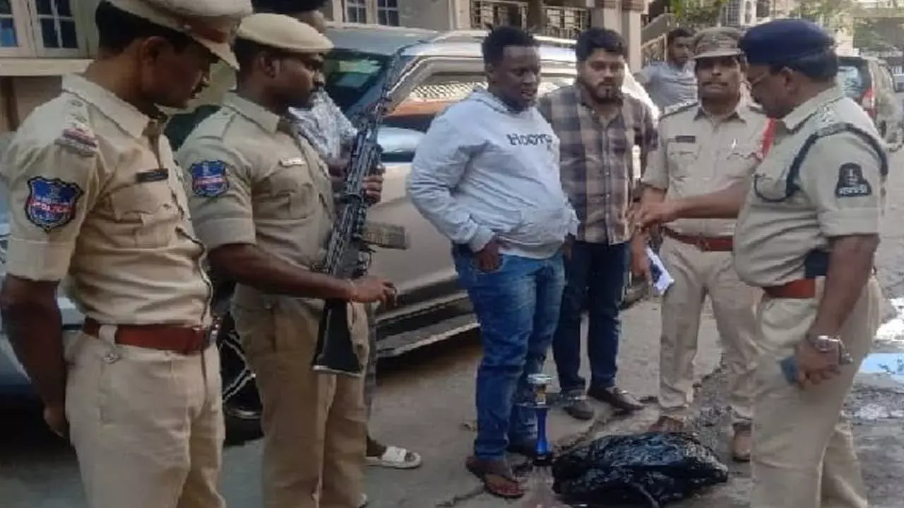 Hyderabad : అత్తాపూర్ లో కార్డన్ సర్చ్.. కిరాణా షాప్స్, పాన్ డబ్బాల్లో సోదాలు Hyderabad : అత్తాపూర్ లో కార్డన్ సర్చ్.. కిరాణా షాప్స్, పాన్ డబ్బాల్లో సోదాలు