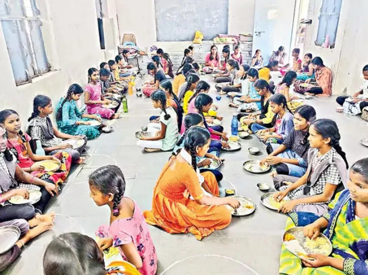 TG:  హాస్టళ్లలో డైట్, కాస్మొటిక్ ఛార్జీలు పెంపు TG:  హాస్టళ్లలో డైట్, కాస్మొటిక్ ఛార్జీలు పెంపు