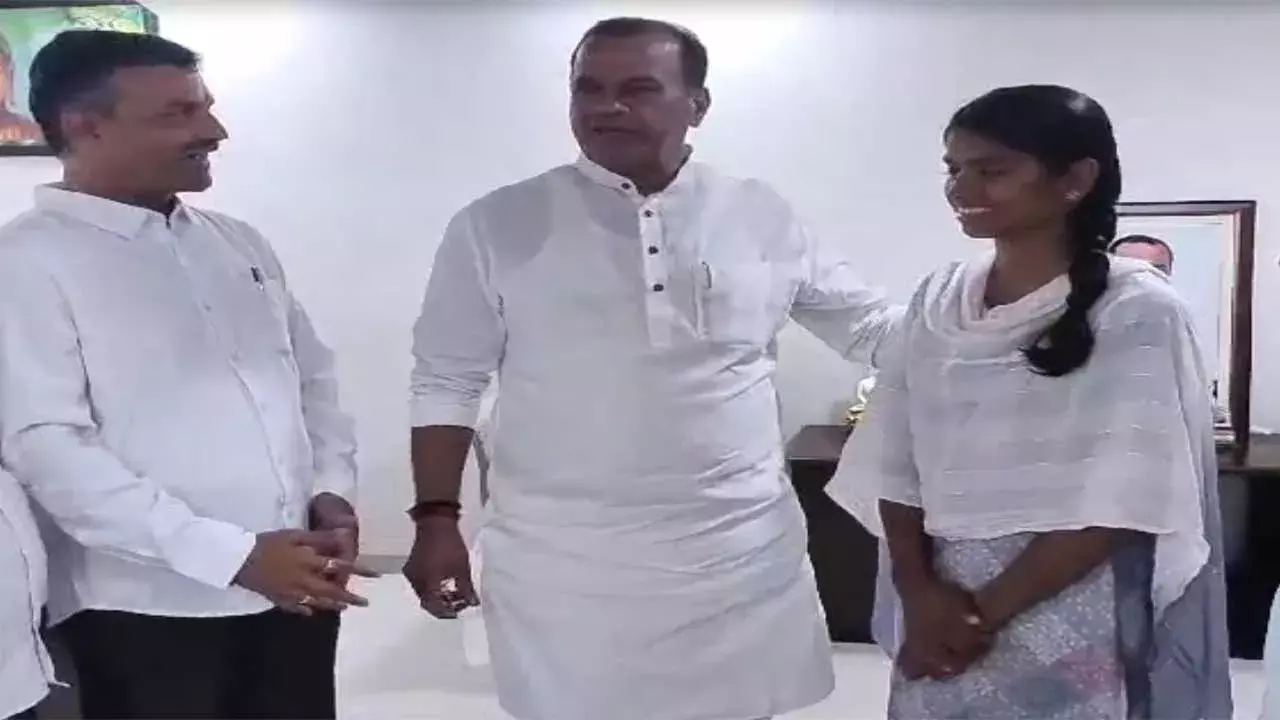 TG : పేద విద్యార్థినికి మంత్రి వెంకట్ రెడ్డి సాయం