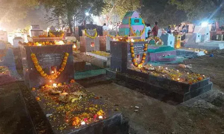 Telangana: పూర్వీకుల గౌరవార్థం శ్మశాన వాటికలో దీపావళి వేడుకలు..