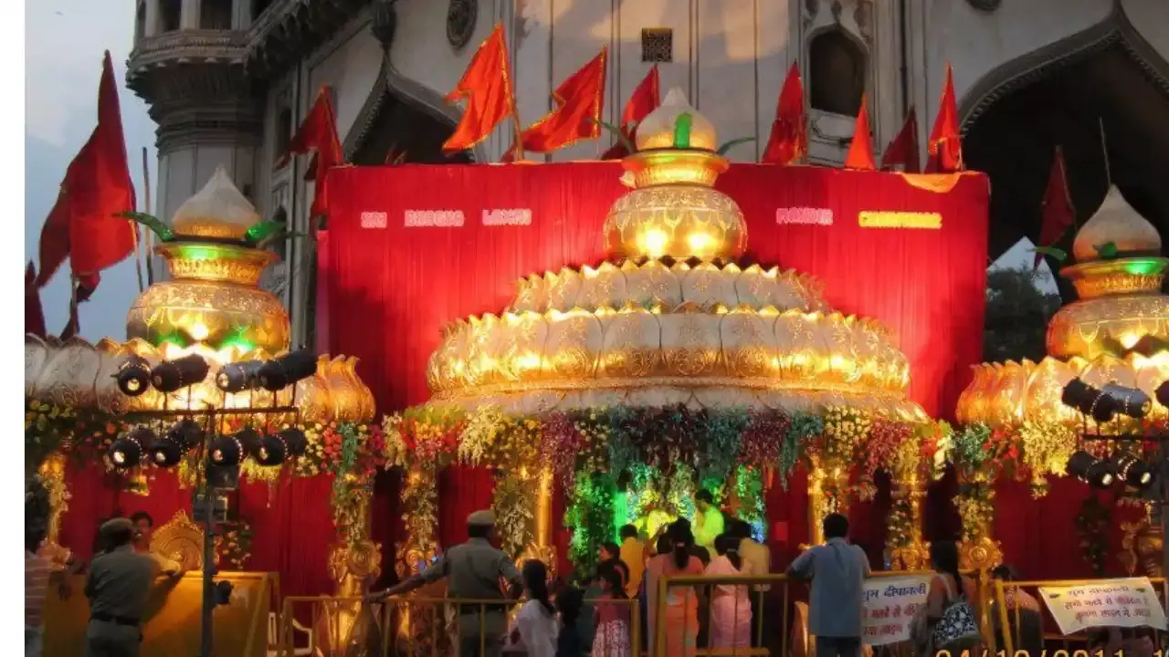 TG : దీపావళి సందర్భంగా ఆకట్టుకుంటున్న ఓల్డ్ సిటీ భాగ్యలక్ష్మీ ఆలయం