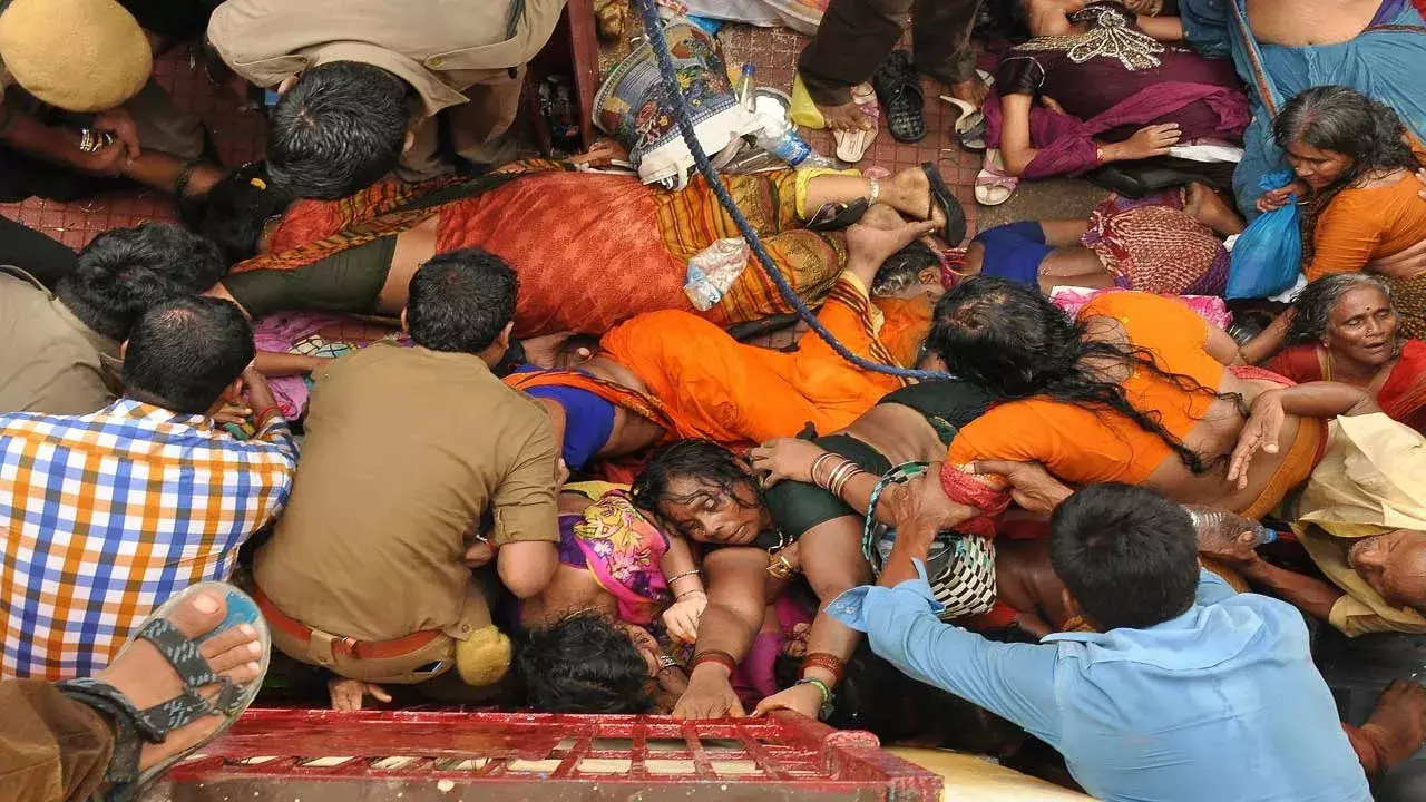 Karnataka : చిక్ మగళూరులో తొక్కిసలాట.. పెద్దసంఖ్యలో భక్తులకు గాయాలు Karnataka : చిక్ మగళూరులో తొక్కిసలాట.. పెద్దసంఖ్యలో భక్తులకు గాయాలు