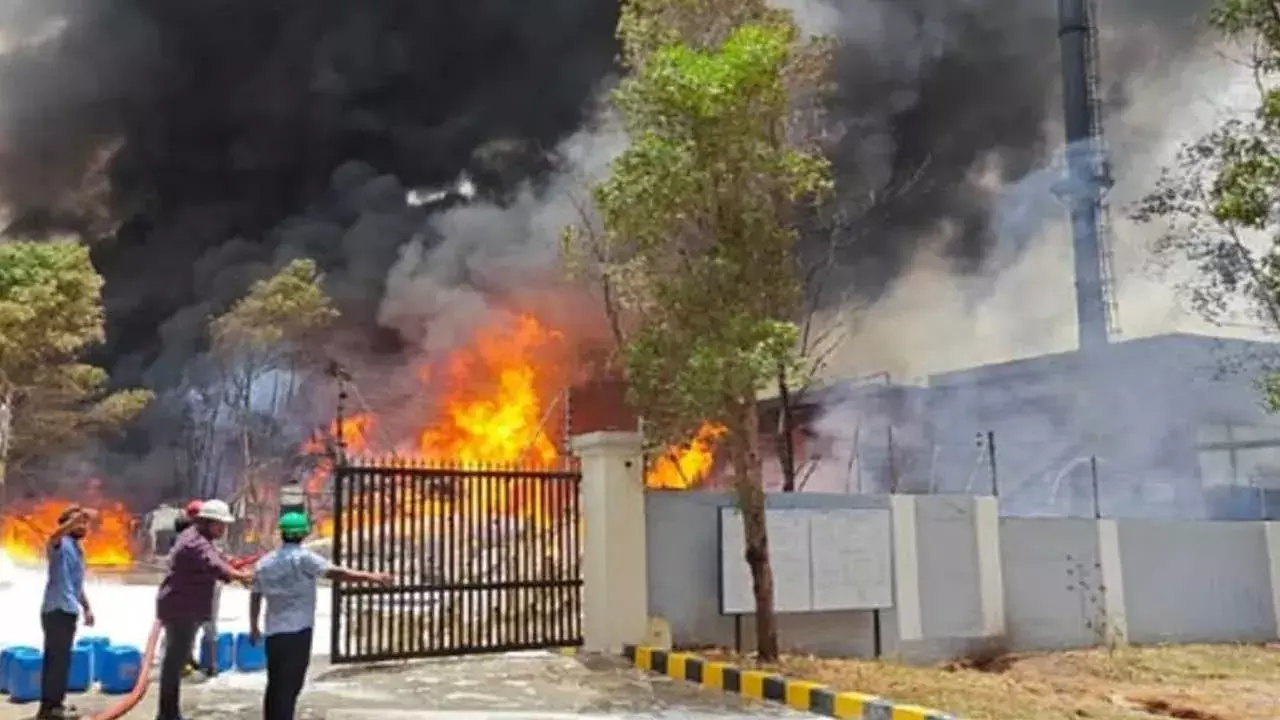 AP : అనకాపల్లిలో ఫైర్ యాక్సిడెంట్.. రూ.40 లక్షల ఆస్తి నష్టం