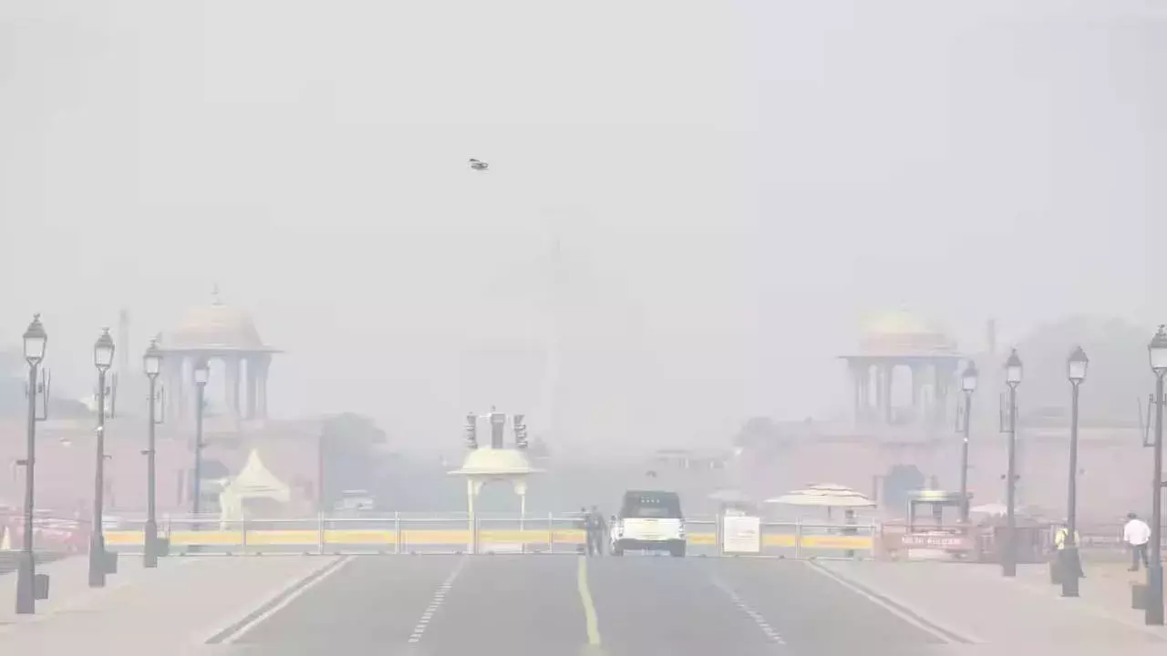 Delhi : ఢిల్లీని కమ్మిన కాలుష్యపు పొగ