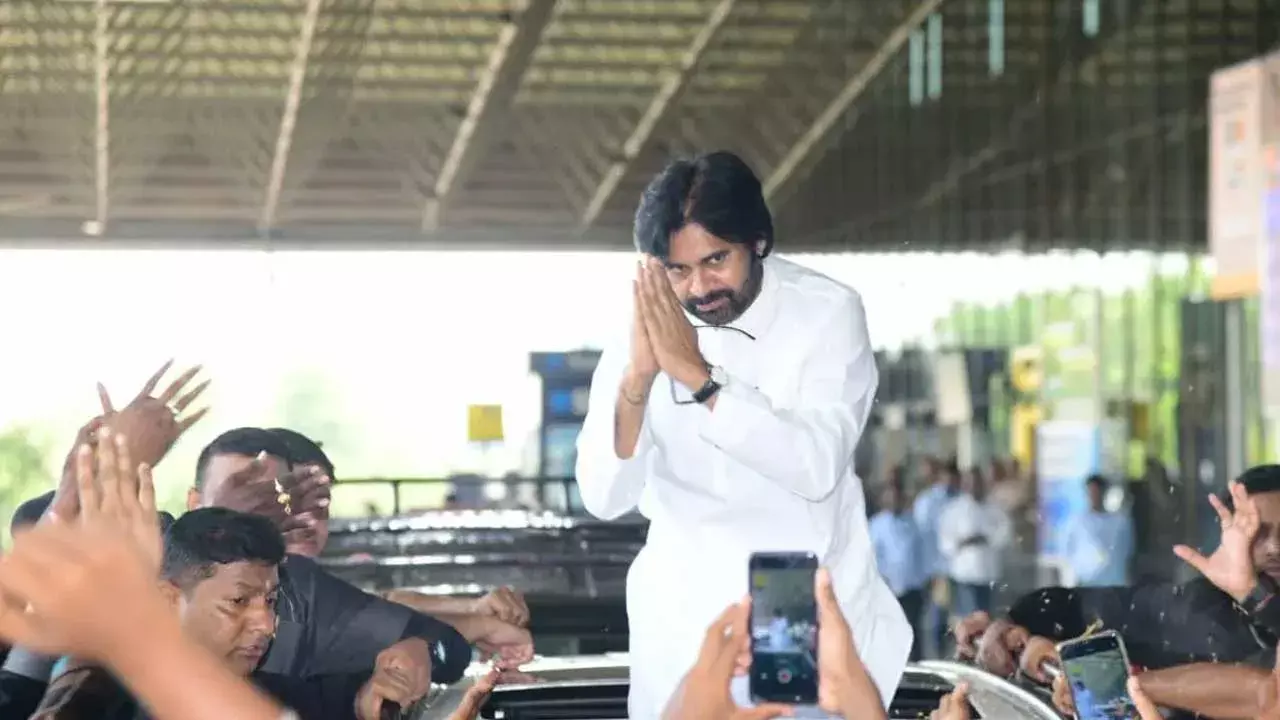 Rajahmundry : పవన్ రాకతో రాజమండ్రి ఎయిర్ పోర్టులో ఉద్రిక్తత