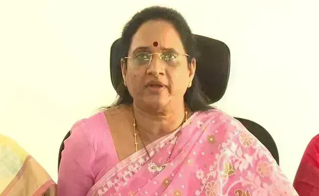 Vasireddy Padma: మాజీ ఎంపీపై పోలీసులకు వాసిరెడ్డి పద్మ ఫిర్యాదు. Vasireddy Padma: మాజీ ఎంపీపై పోలీసులకు వాసిరెడ్డి పద్మ ఫిర్యాదు.