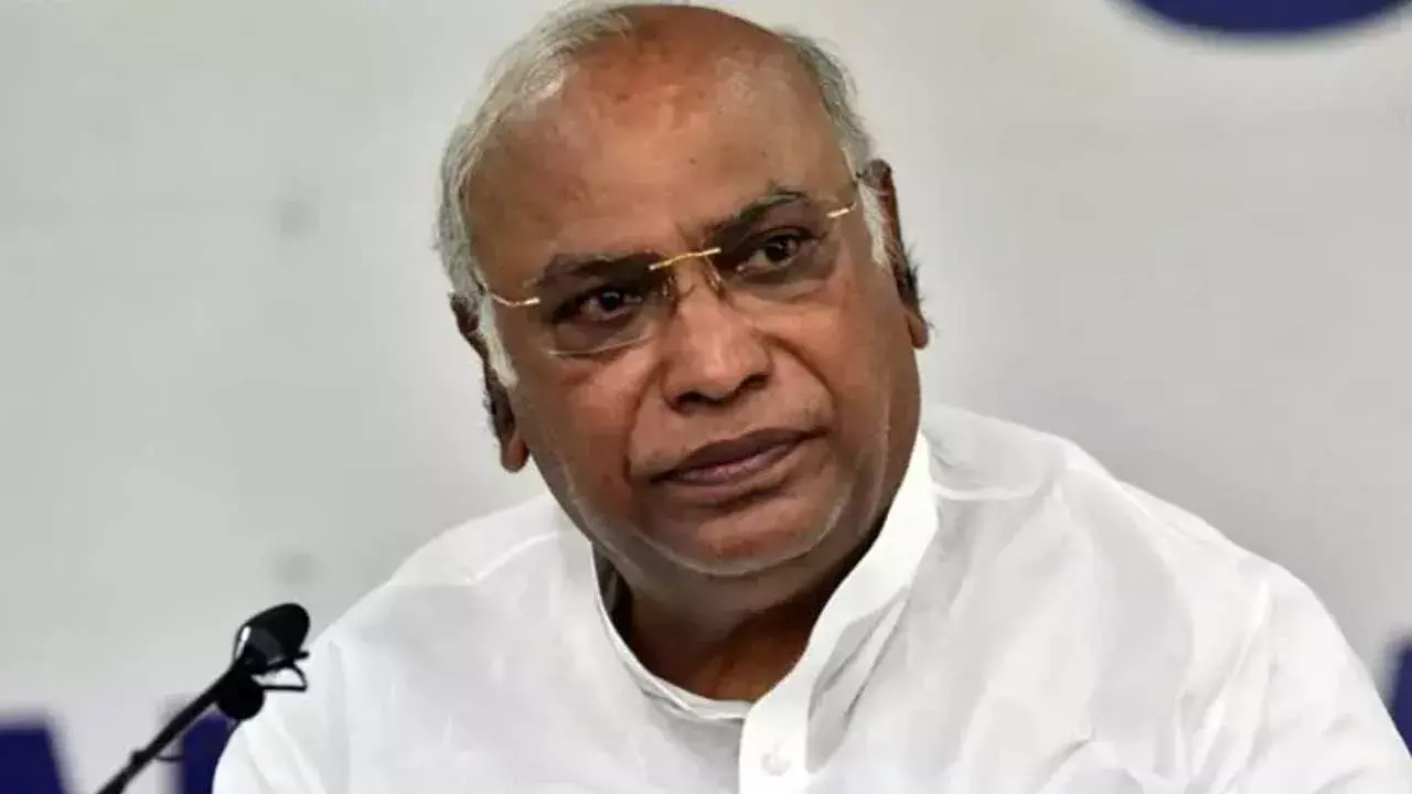Kharge : బడ్జెట్ లేకుండా గ్యారంటీలు వద్దు.. కాంగ్రెస్ సీఎంలకు ఖర్గే సూచన Kharge : బడ్జెట్ లేకుండా గ్యారంటీలు వద్దు.. కాంగ్రెస్ సీఎంలకు ఖర్గే సూచన
