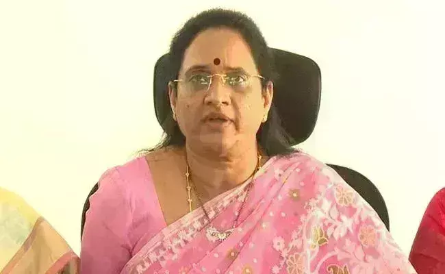 Vasireddy Padma: మాజీ ఎంపీపై పోలీసులకు వాసిరెడ్డి పద్మ ఫిర్యాదు.