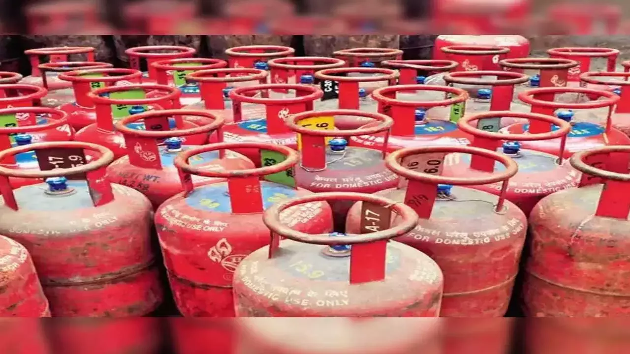 LPG Cylinder : రూ.62లు పెరిగిన కమర్షియల్ సిలిండర్ ధర LPG Cylinder : రూ.62లు పెరిగిన కమర్షియల్ సిలిండర్ ధర