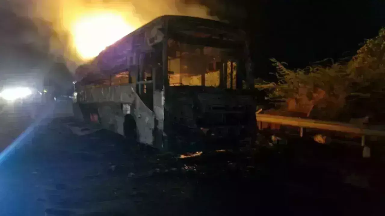 Bus Fire Accident: ఢిల్లీ నుంచి బీహార్‌ లోని సుపాల్‌కు ప్రయాణికులతో వెళ్తున్న బస్సు లో  మంటలు..