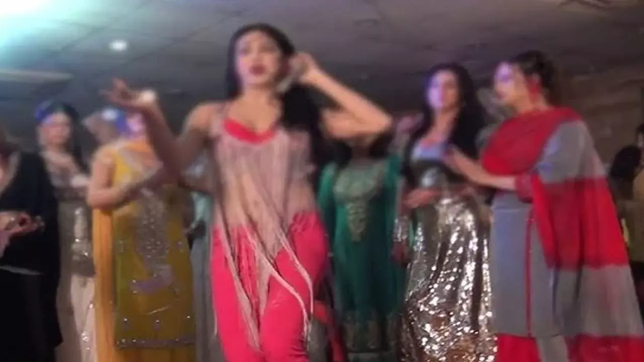 TG : ట్రాన్స్ జెండర్స్ తో ముజ్రాపార్టీ.. బాలాపూర్ లో కలకలం