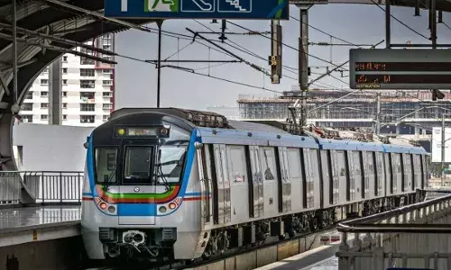 Hyderabad Metro : మెట్రో ట్రైన్లలో టెక్నికల్ సమస్య.. నిలిచిపోయిన రైళ్లు Hyderabad Metro : మెట్రో ట్రైన్లలో టెక్నికల్ సమస్య.. నిలిచిపోయిన రైళ్లు