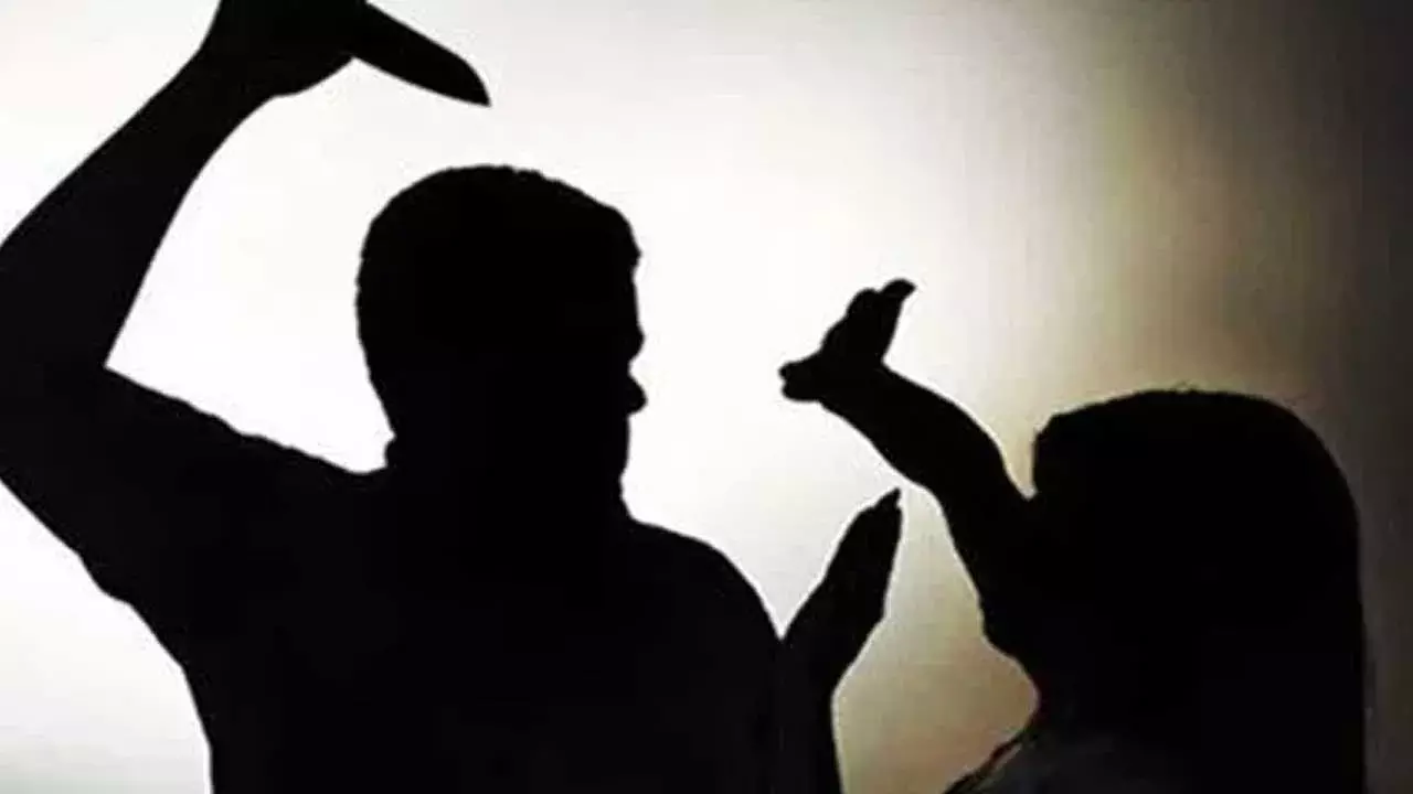 TG : ప్రేమించడం లేదని యువతిపై కత్తితో దాడి TG : ప్రేమించడం లేదని యువతిపై కత్తితో దాడి