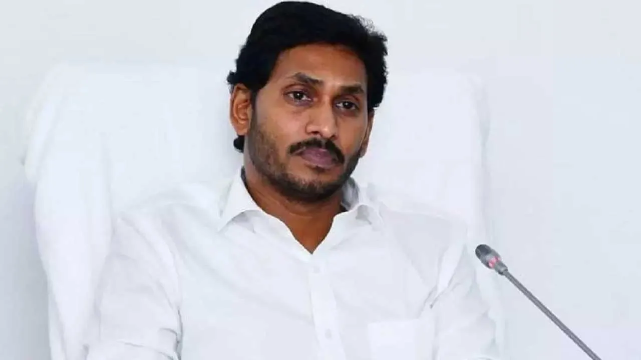 YS Jagan : వైసీపీ సోషల్ వారియర్స్ మీద ఆంక్షలపై జగన్ ఆగ్రహం YS Jagan : వైసీపీ సోషల్ వారియర్స్ మీద ఆంక్షలపై జగన్ ఆగ్రహం