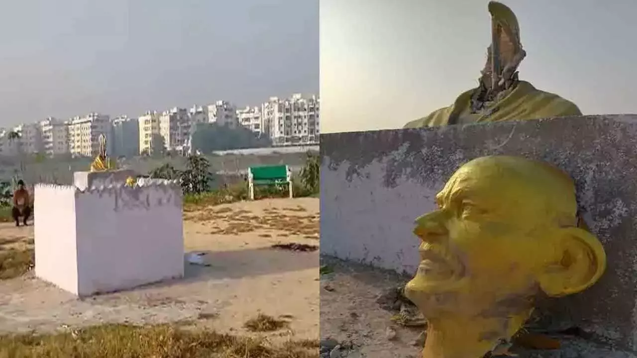 Hyderabad : గాంధీ విగ్రహం ధ్వంసం Hyderabad : గాంధీ విగ్రహం ధ్వంసం