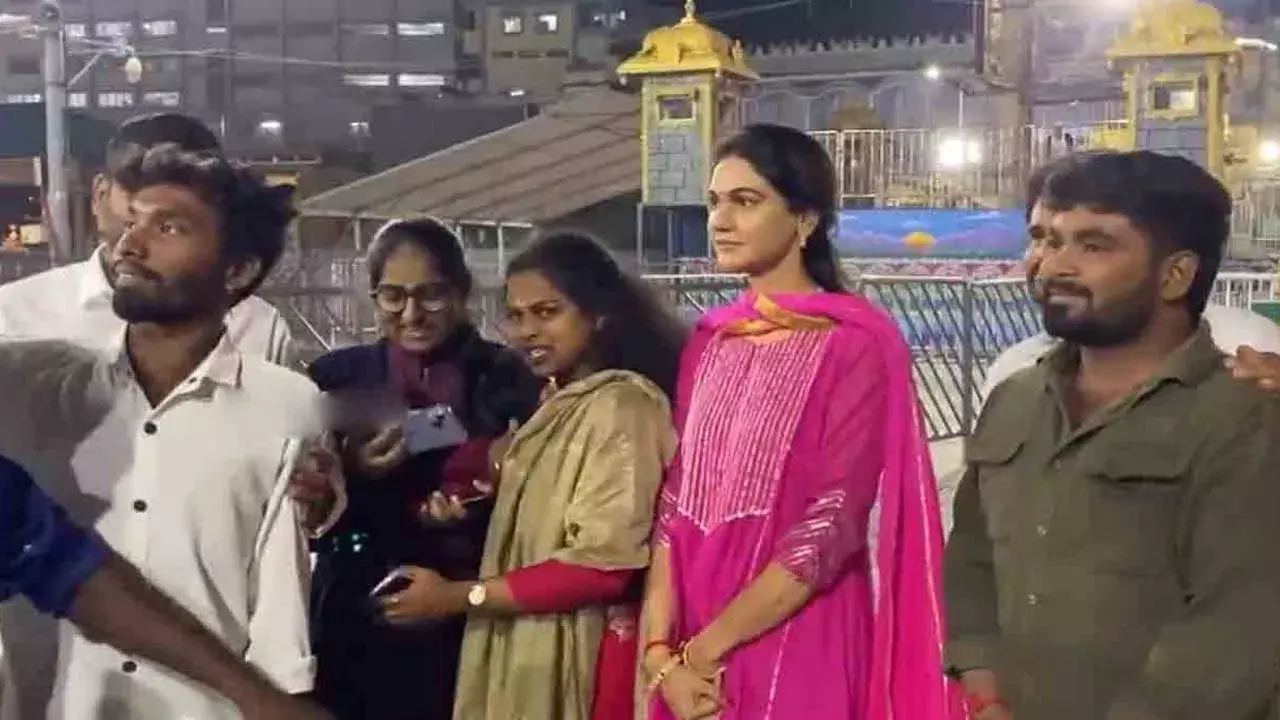 Allu Arjun Wife Sneha Reddy : తిరుమలలో అల్లు అర్జున్ భార్య సందడి Allu Arjun Wife Sneha Reddy : తిరుమలలో అల్లు అర్జున్ భార్య సందడి