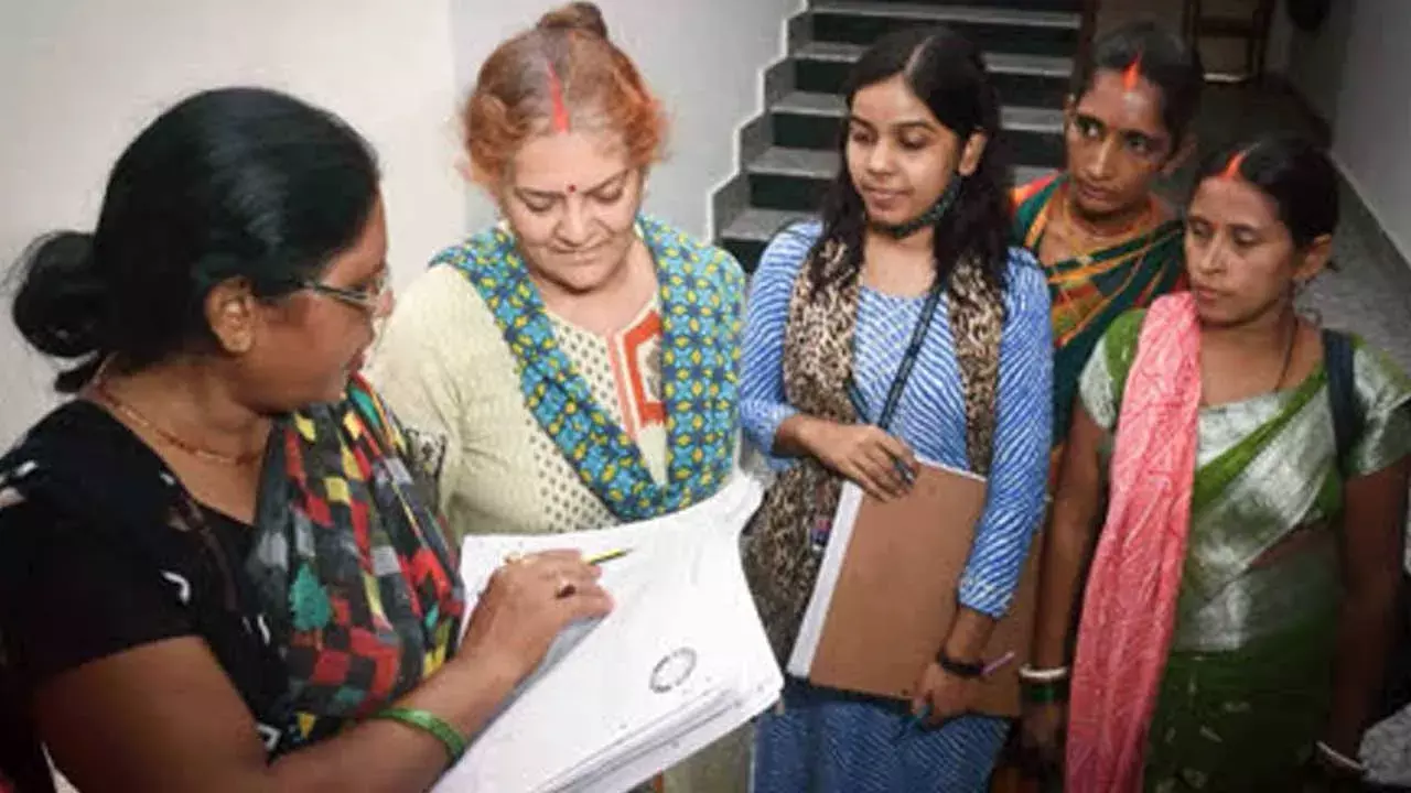 TG : మొదలైన ఇంటింటి సర్వే.. ఒంటి పూట బడులు ప్రారంభం TG : మొదలైన ఇంటింటి సర్వే.. ఒంటి పూట బడులు ప్రారంభం